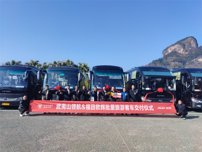 王有莉参赞出席牙买加政府采购中国客车交付仪式