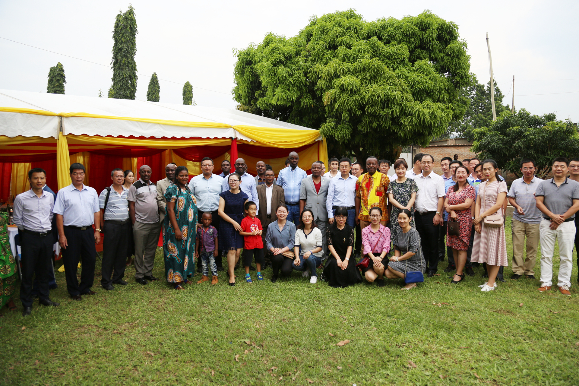 赵江平大使出席布隆迪首批输华咖啡豆发运仪式