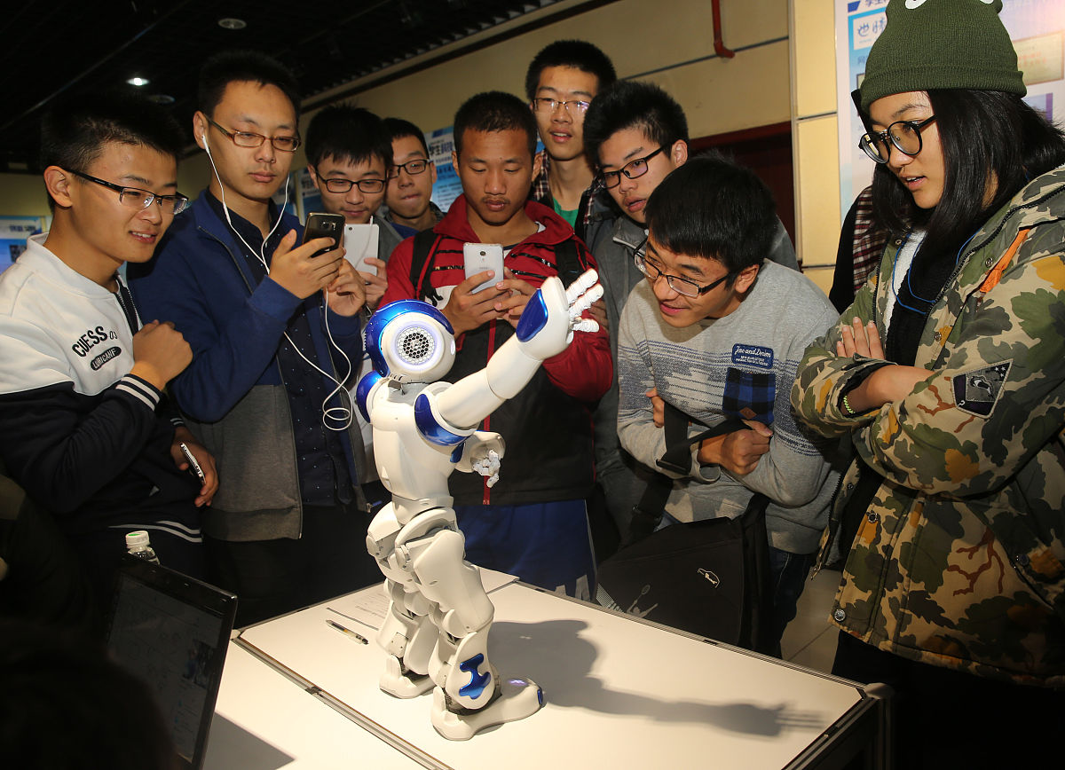 一眼心动的中国｜看机器人集体“整活”