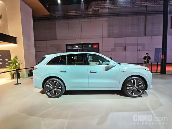 理想L系列智能焕新版正式发布 辅助驾驶芯片升级，全系标配激光雷达，底盘、豪华配置再升级