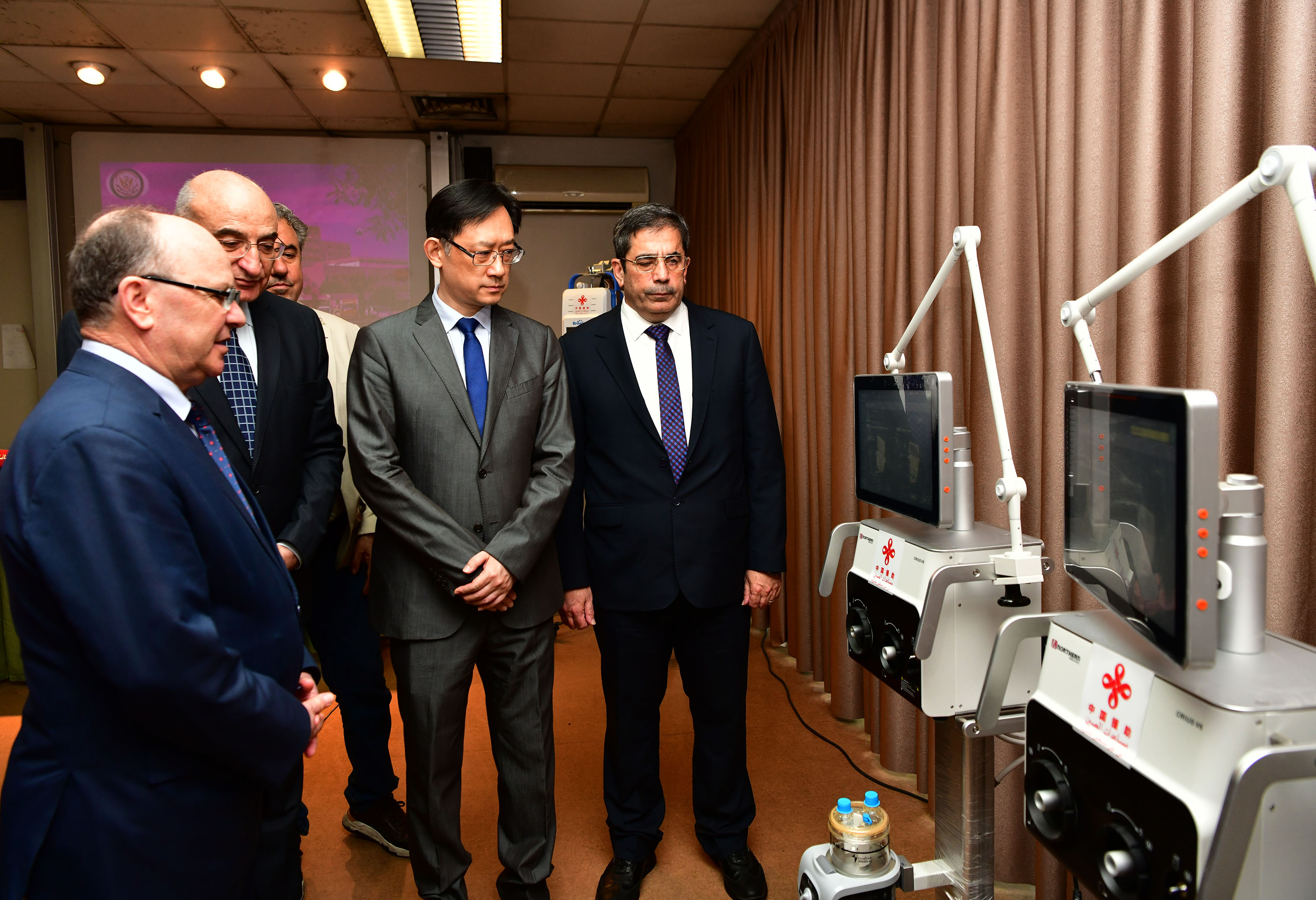 唐中东大使出席援毛防疟疾药浸蚊帐首批交接仪式