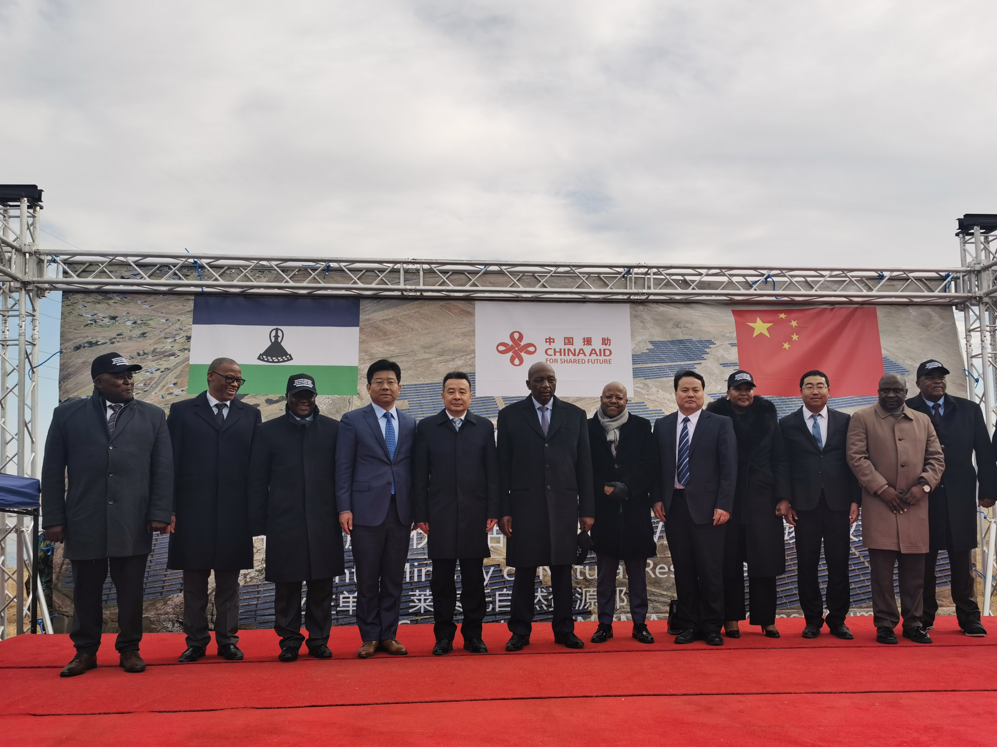 唐中东大使出席援毛防疟疾药浸蚊帐首批交接仪式