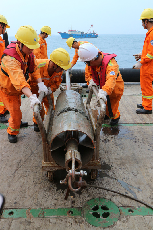 天海逐梦奏响“冰与火之歌”——直击深海可燃冰引燃现场