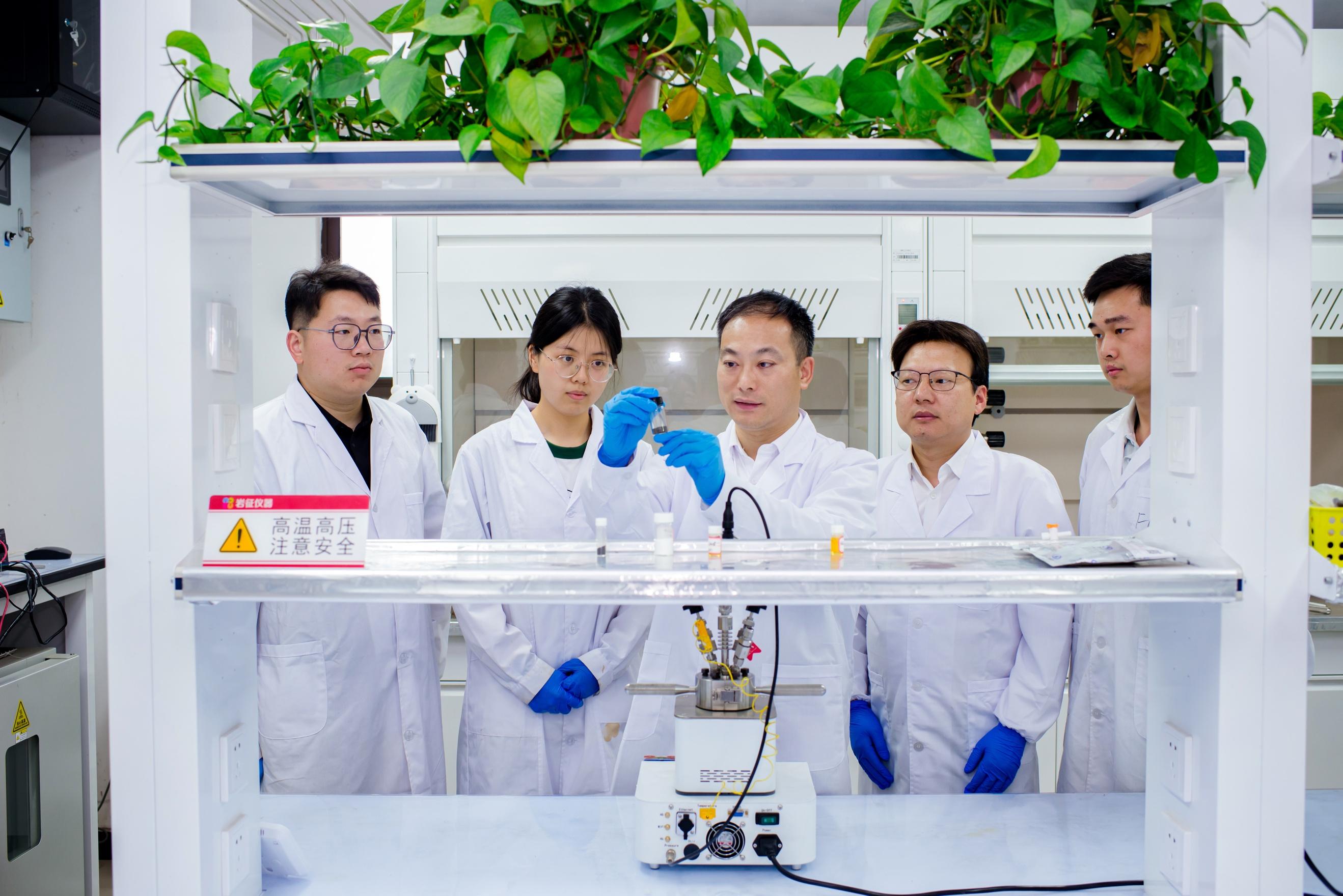 我国科学家研发仿生光热织物，既可秒速升温又能稳定耐用