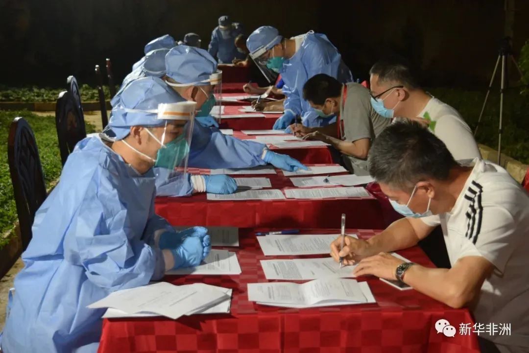 驻苏使馆贾金易参赞会见苏里南财政部长韦纳曼女士