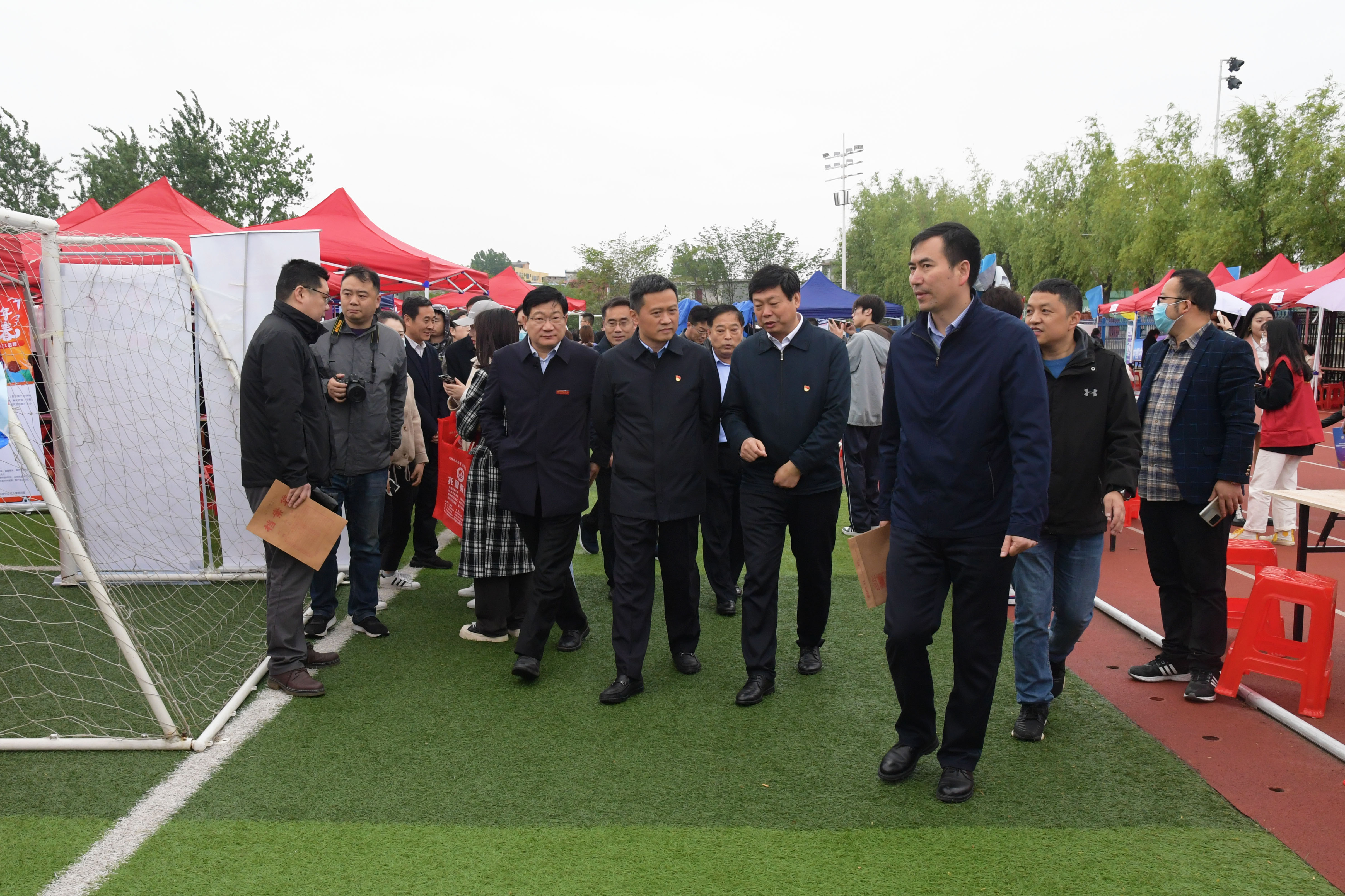 驻安哥拉大使张斌出席安哥拉内图大学中资企业招聘会开幕式