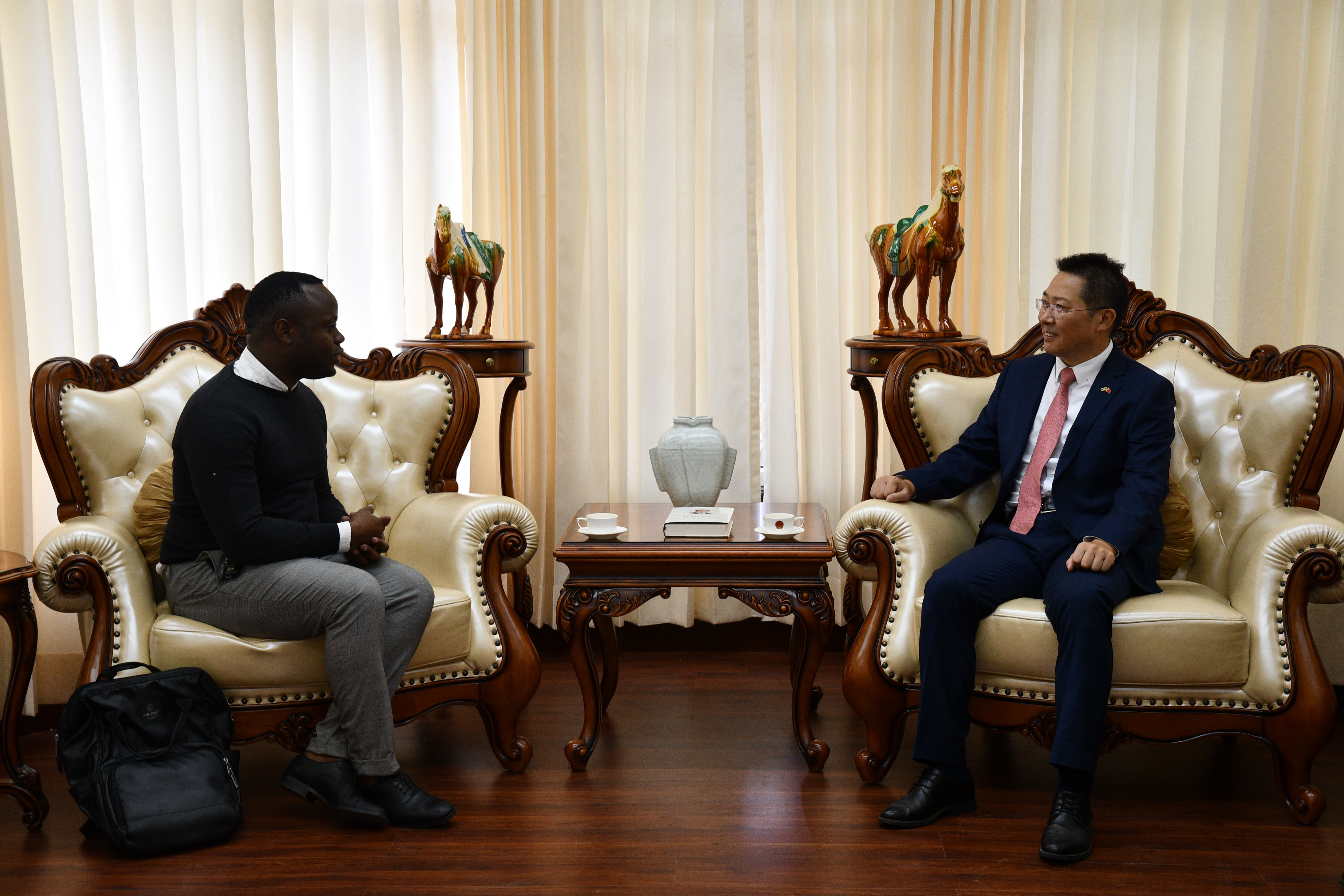 王有莉参赞陪同驻牙买加大使王锦峰拜会牙卫生和健康部长塔夫顿