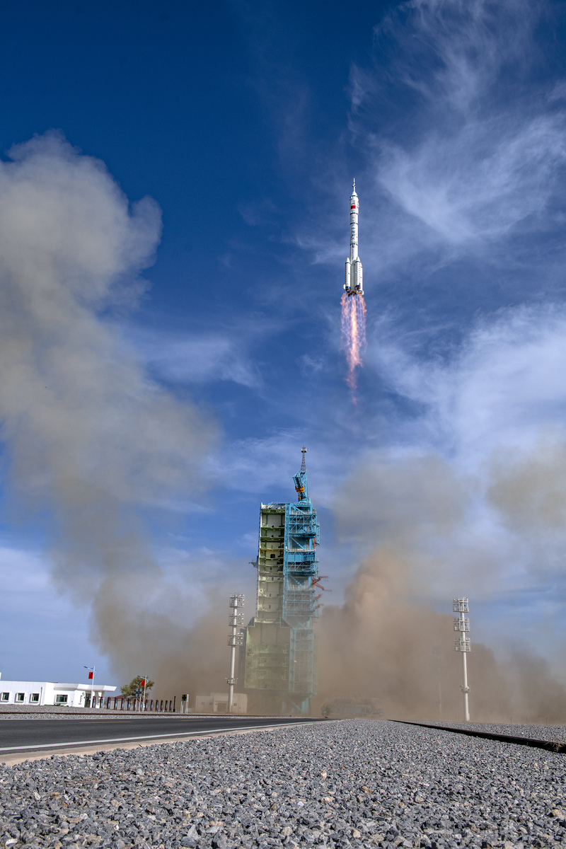 新华社快讯：搭载神舟二十一号载人飞船的长征二号F遥二十一运载火箭在酒泉卫星发射中心点火发射