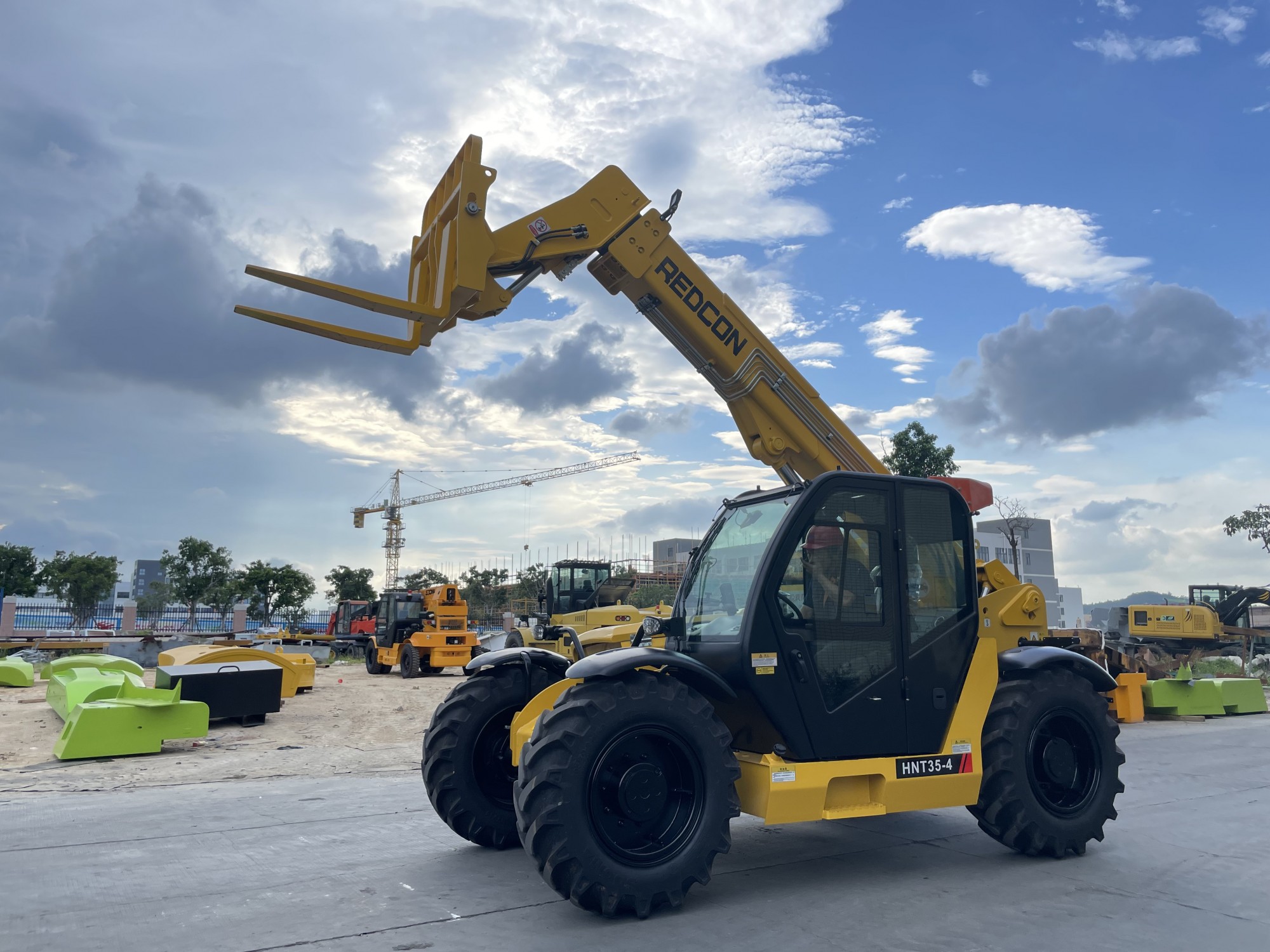 中联重科获得实用新型专利授权：“伸缩臂架及伸缩作业机械”