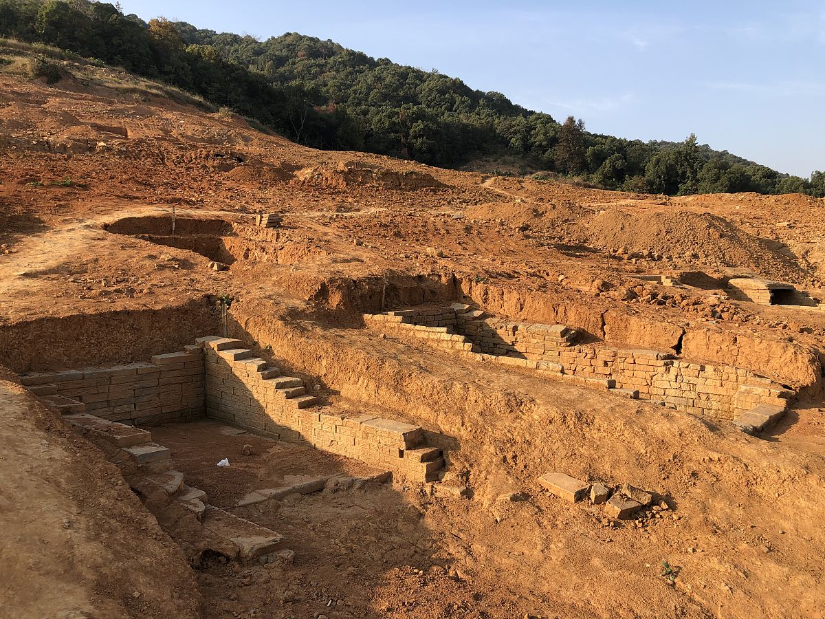 中乌考古人员发现库瓦古城早期城墙