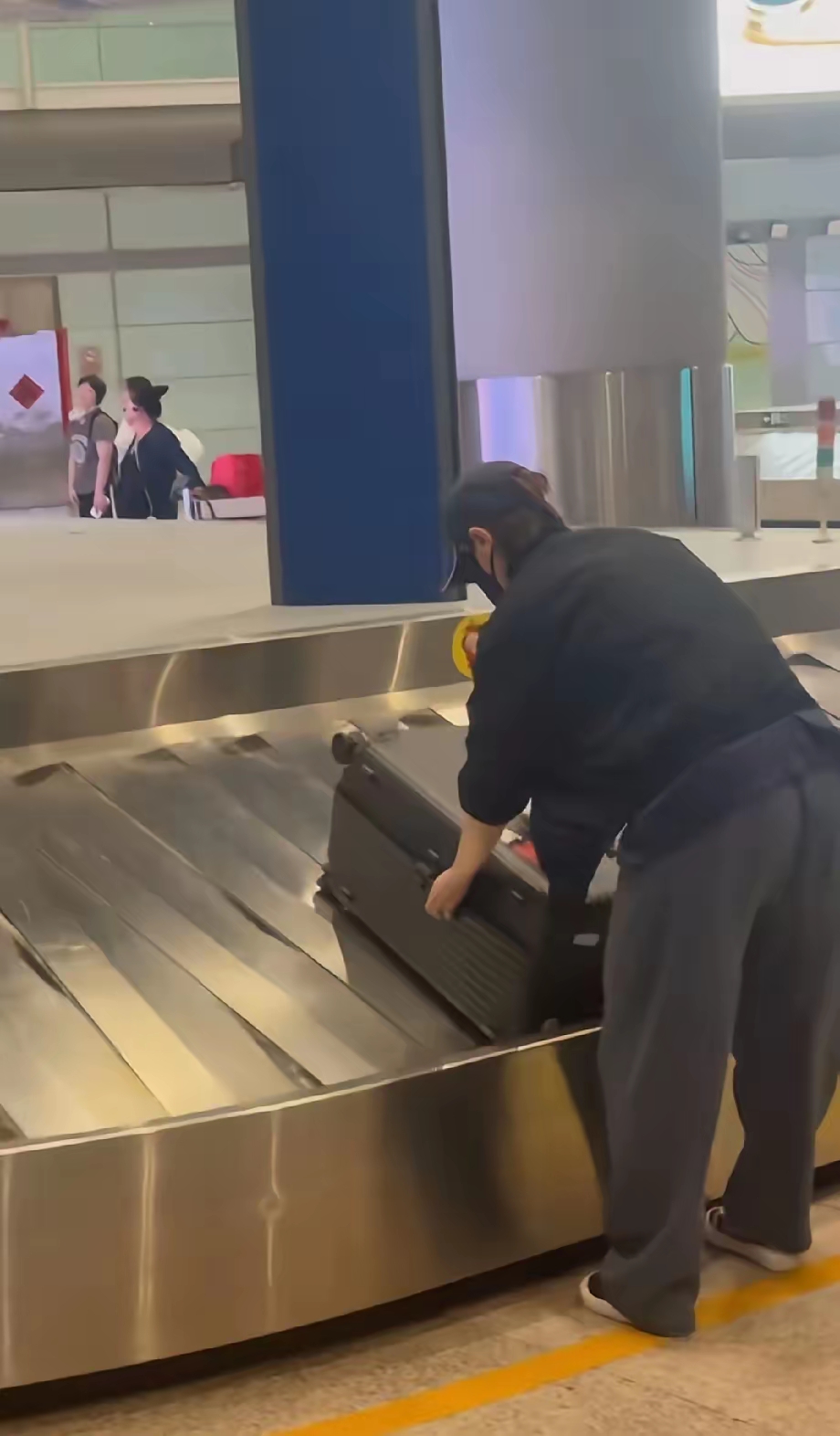 郑州机场升级“无感通关”：行李8秒内完成机检