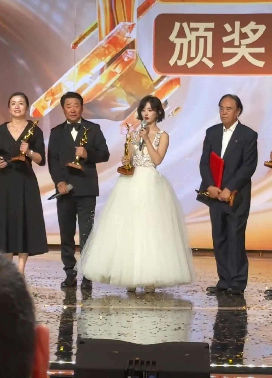 认养一头牛官宣品牌代言人赵丽颖 2025年营收突破70亿元