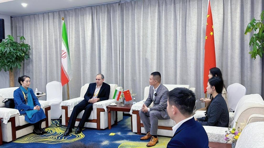 刘晓峰参赞会见玻国家公路管理局局长法尔凡