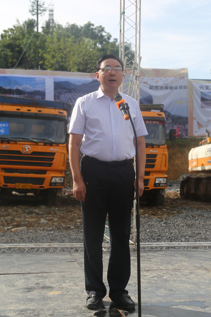 驻吉布提大使胡斌陪同吉总统盖莱出席援吉500套社会保障房项目揭幕仪式