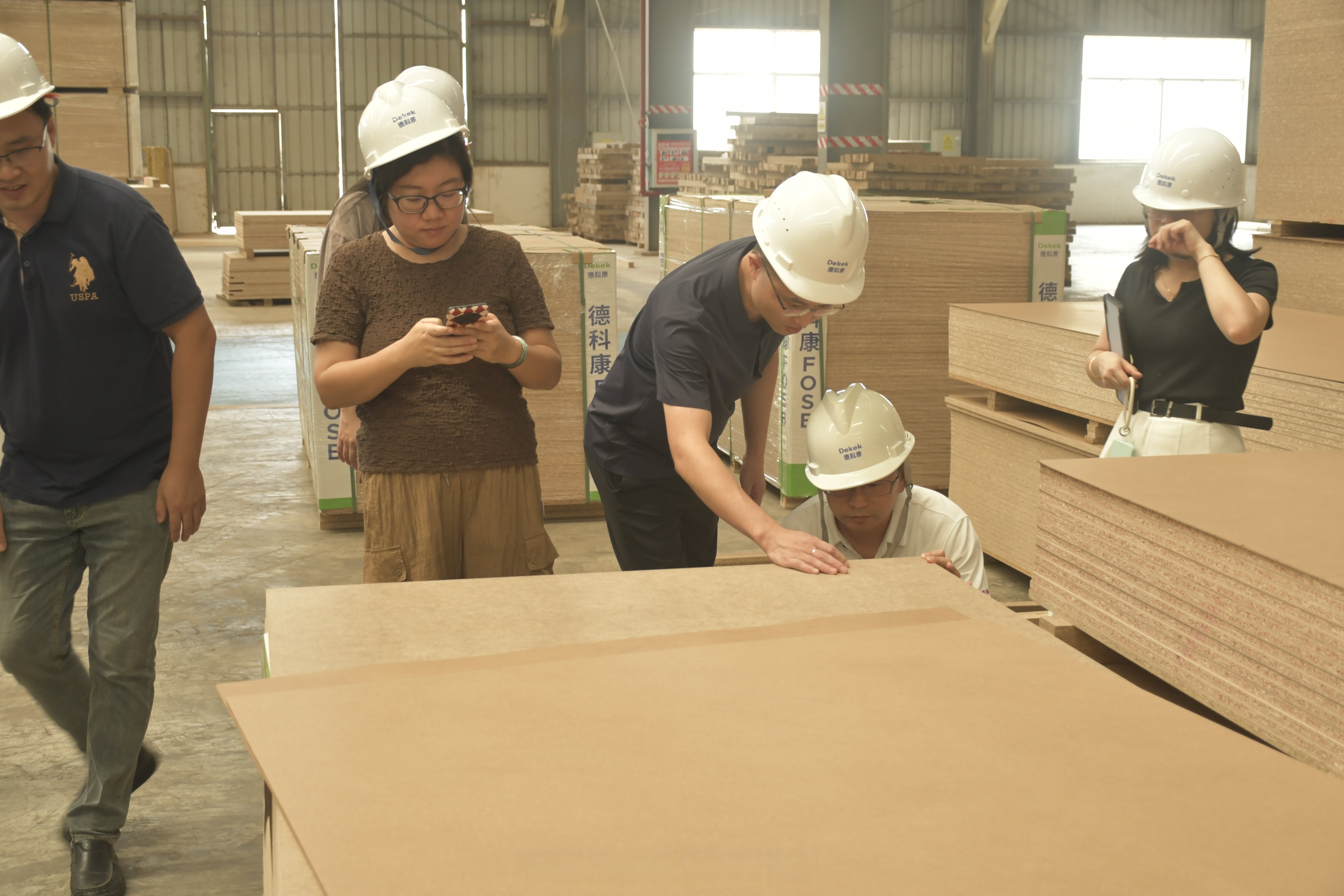 驻巴西大使祝青桥陪同巴西总统卢拉视察中车阿拉拉夸拉工厂