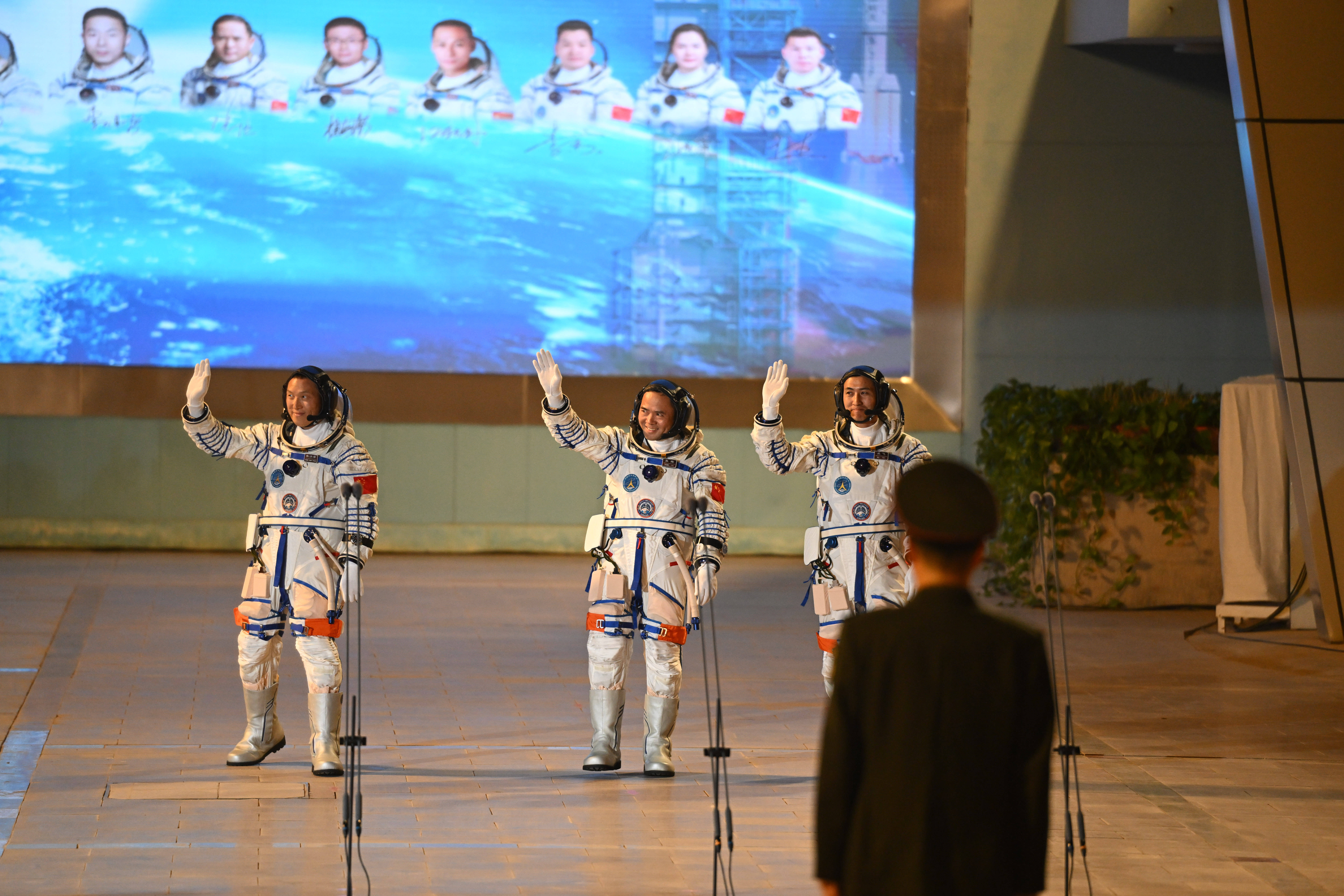 神舟二十三号丨今夜，戈壁起长歌——神舟二十三号任务航天员乘组出征侧记