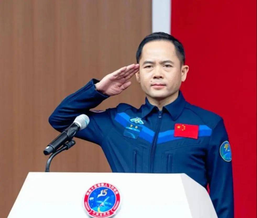 神舟二十一号航天员乘组平安抵京