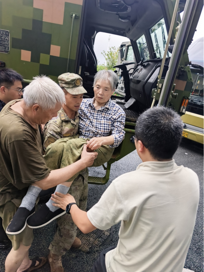 泥石流灾害后群众转移安置 他们替全村“守家”